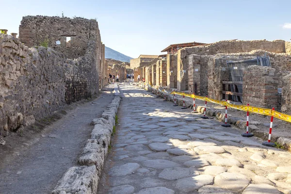 The city of Pompeii buried under a layer of ash by the volcano M — Stock Photo, Image