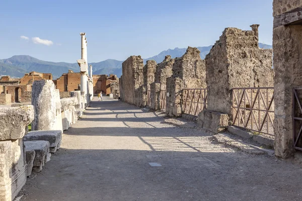 La ciudad de Pompeya enterrada bajo una capa de ceniza por el volcán M — Foto de Stock