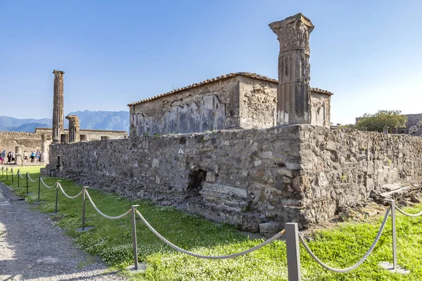 The city of Pompeii buried under a layer of ash by the volcano M — Stock Photo, Image