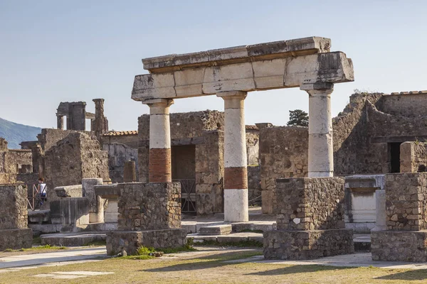 The city of Pompeii buried under a layer of ash by the volcano M — Stock Photo, Image