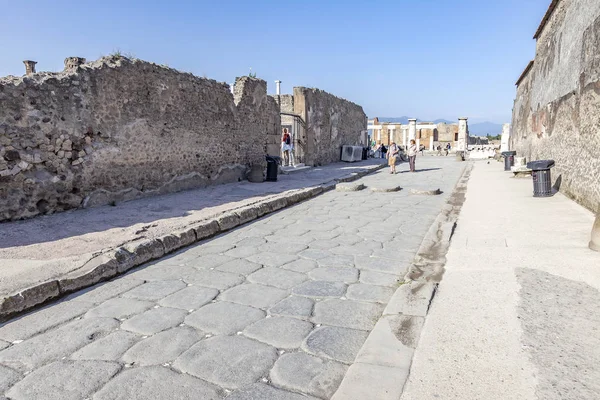 La ciudad de Pompeya enterrada bajo una capa de ceniza por el volcán M — Foto de Stock