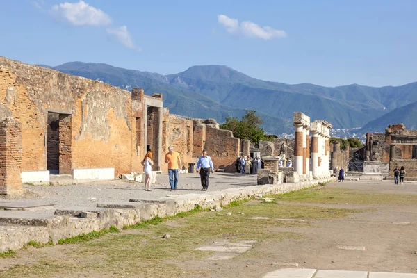 The city of Pompeii buried under a layer of ash by the volcano M — Stock Photo, Image