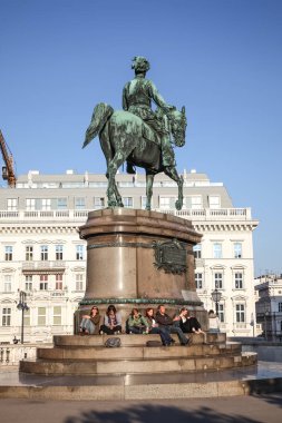 Arşidük Albrecht Anıtı çevresinde insanlar dinlen. Viyana