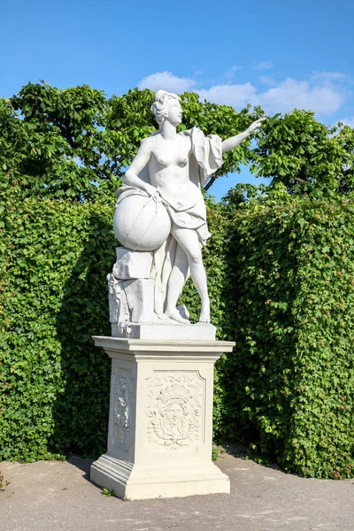 Viena. Escultura en el Palacio del Belvedere y Complejo del Parque —  Fotos de Stock