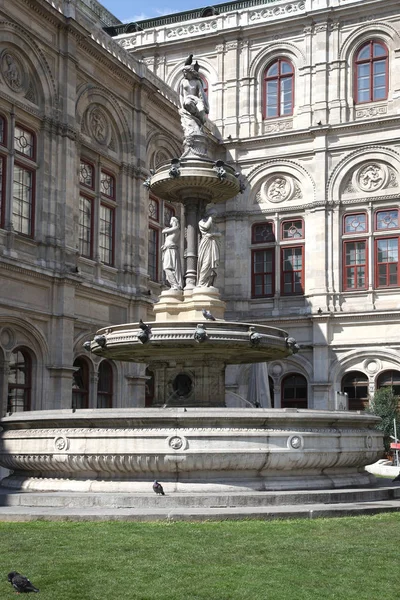 Wenen. Fontein in de buurt van de Weense Staatsopera — Stockfoto