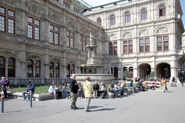 Vienna. Fontän nära Wiener Staatsoper — Stockfoto