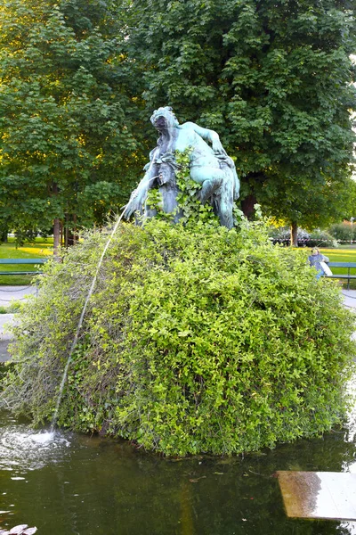 Wenen. Fontein van Triton en nimf in het park Folk tuin — Stockfoto
