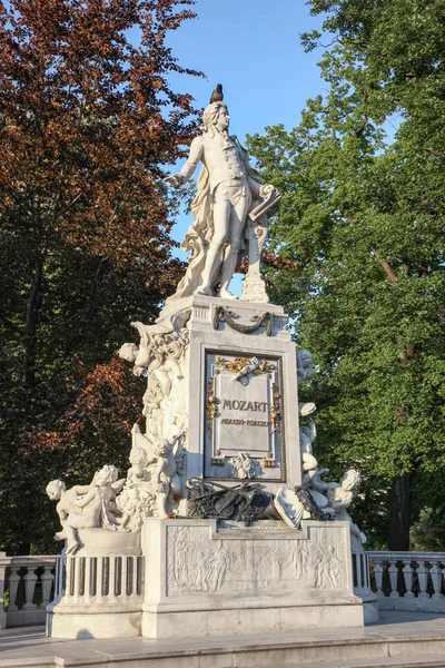 Відень. Парк Burggarten. Пам'ятник Вольфганга Амадея Моцарта — стокове фото