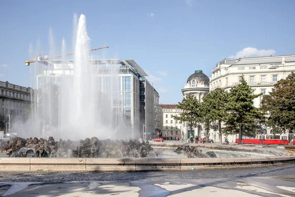 Vienna. Fyrkantig Schwarzenbergplatz. Fontän hög jet — Stockfoto