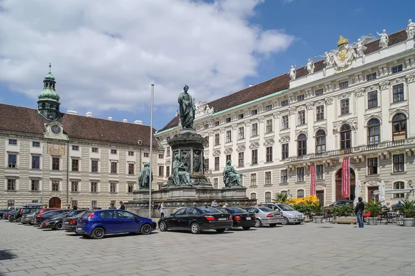 Wenen. Standbeeld van keizer Franz I in het Hovburg paleis compleet — Stockfoto