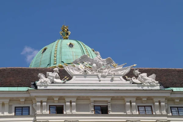 Viena. Palácio de Hofburg. Praça Heldenplatz. Brasão de armas real — Fotografia de Stock