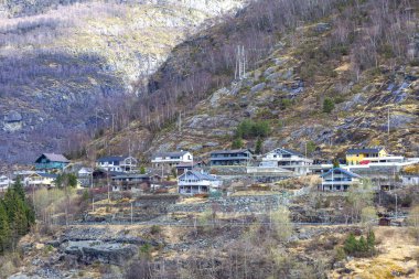 Norveç. Sognefjord fiyortunun kıyısındaki köy