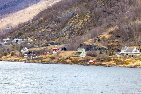 Norvegia. Il villaggio sulla riva del fiordo Sognefjord — Foto Stock