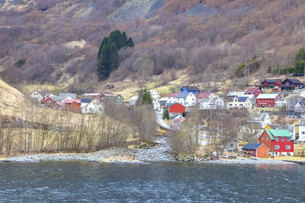 Noruega. A aldeia na margem do fiorde de Sognefjord — Fotografia de Stock