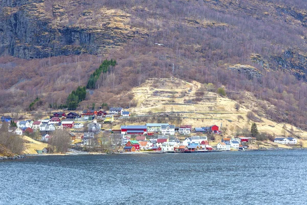 Noruega. El pueblo en la orilla del fiordo de Sognefjord — Foto de Stock