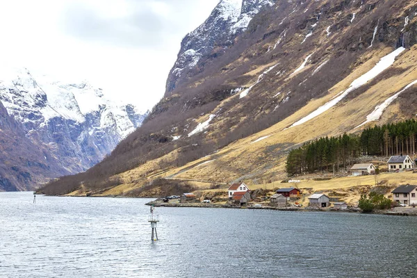 Noruega. A aldeia na margem do fiorde de Sognefjord — Fotografia de Stock