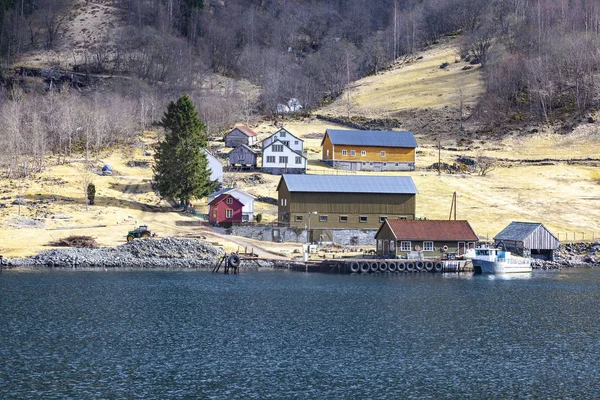Norsko. Vesnice na břehu fjordu Sognefjord — Stock fotografie
