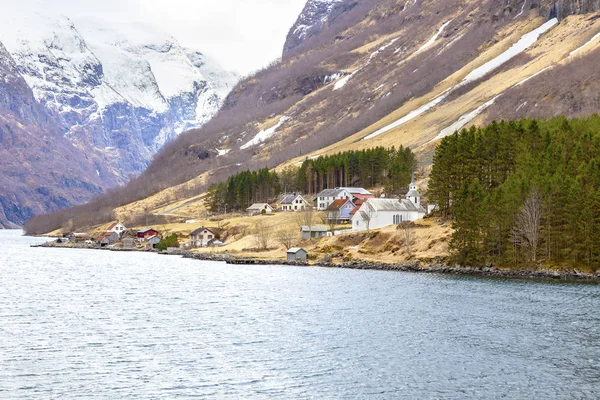 Norvegia. Il villaggio sulla riva del fiordo Sognefjord — Foto Stock