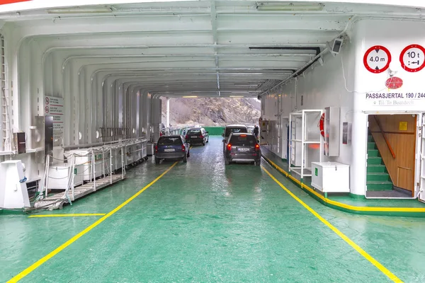 Norvège. Chargement de voiture sur le ferry — Photo