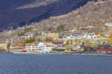 Norveç. Sognefjord fiyortunun kıyısındaki köy