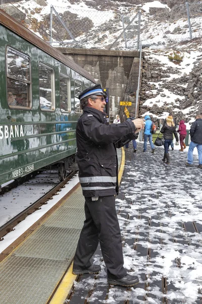 Norwegia. Z: flomsbana. Railwayman robi zdjęcia z sąsiedztwa — Zdjęcie stockowe