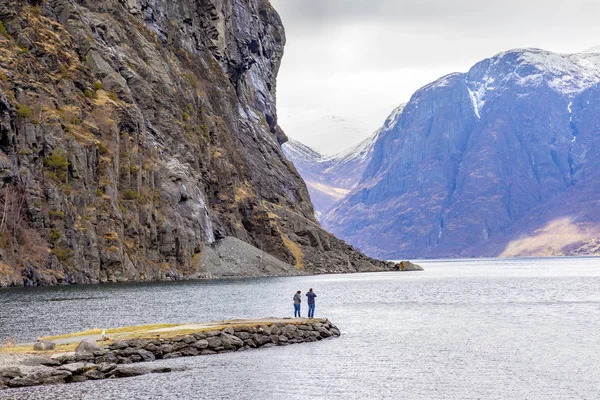 ノルウェー。ソグネフィヨルドフィヨルドの観光客 — ストック写真