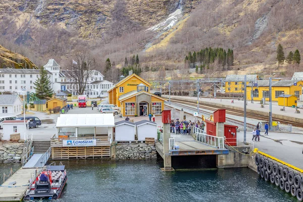 Norwegen. Flomsdalen. Stadtflair. ein Kreuzfahrtschiff — Stockfoto