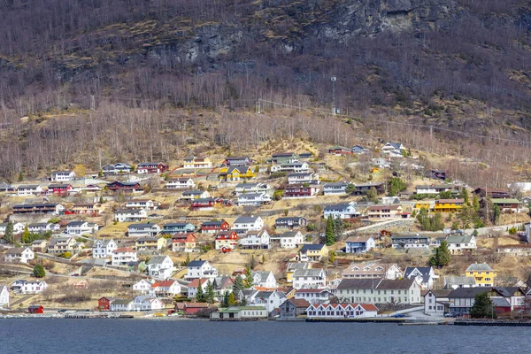 Noruega. A aldeia na margem do fiorde de Sognefjord — Fotografia de Stock