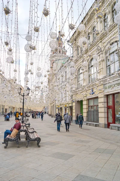 Moskova. Nikolskaya Caddesi. Garland dekorasyon — Stok fotoğraf