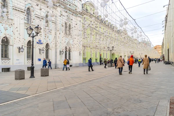 Moscovo. Rua Nikolskaya. Decoração de grinalda — Fotografia de Stock