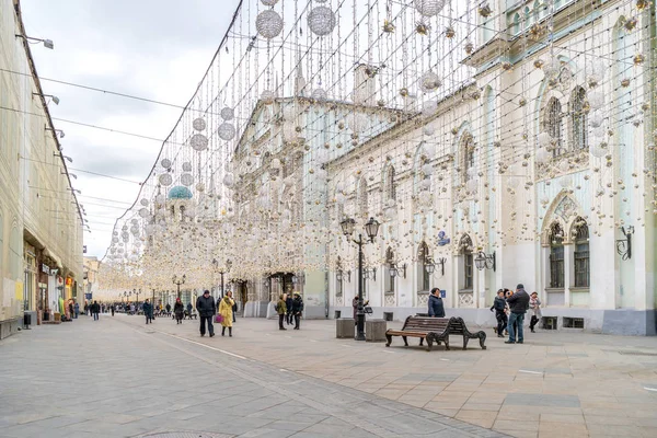 Moskva. Nikolskaya street. Dekorace věnec — Stock fotografie
