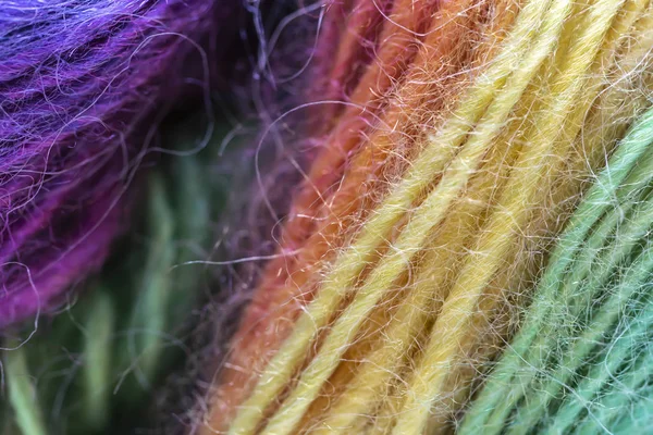 Meerkleurige wollen draden in een bal — Stockfoto