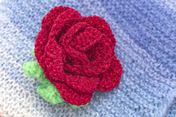 Knitted scarf with flower — Stock Photo, Image