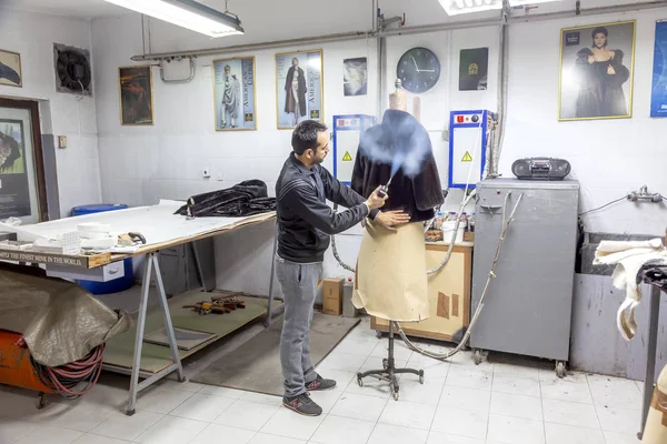 Una fábrica de pieles está en la ciudad de Kastoria. Tratamiento de vapor —  Fotos de Stock