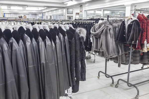Salón de la venta de abrigos de piel — Foto de Stock
