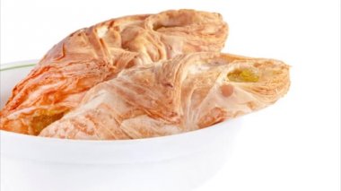 Beyaz bir arka plan üzerinde beyaz bir fincan limon reçeli ile iki puf. Yaklaşı -yor. Yakınlaştırma. 4k