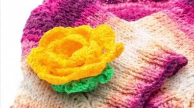 Çiçekli örgü eşarp. Yaklaşıyor, yakınlaştırıyor. 4k