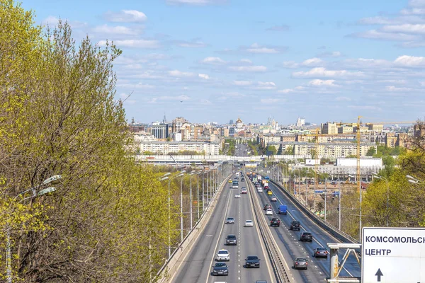 Moskau. Luschniki-Brücke über den Fluss Moskva — Stockfoto