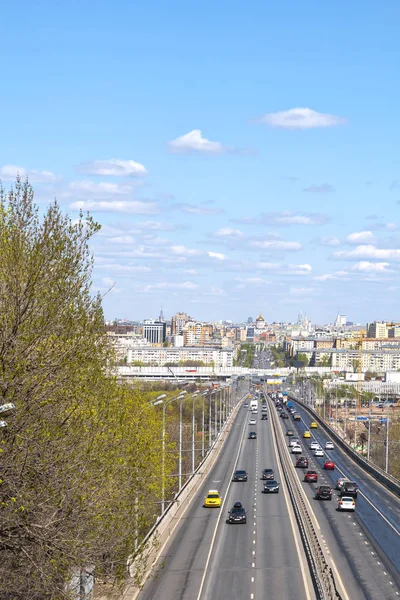 Moskou. Luzhniki-brug over de Moskva-rivier — Stockfoto