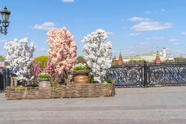 Moskva. Velikonoční umělecké předměty na mostě Patriarshiy — Stock fotografie