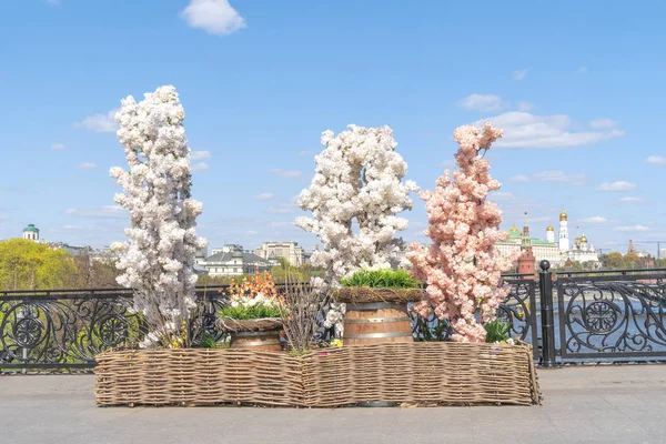 Moskwa. Obiekty sztuki Wielkanocnej na moście Patriarshiy — Zdjęcie stockowe
