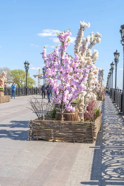 Moskwa. Obiekty sztuki Wielkanocnej na moście Patriarshiy — Zdjęcie stockowe
