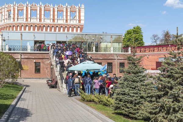 В Москве. Очередь в Кремле — стоковое фото