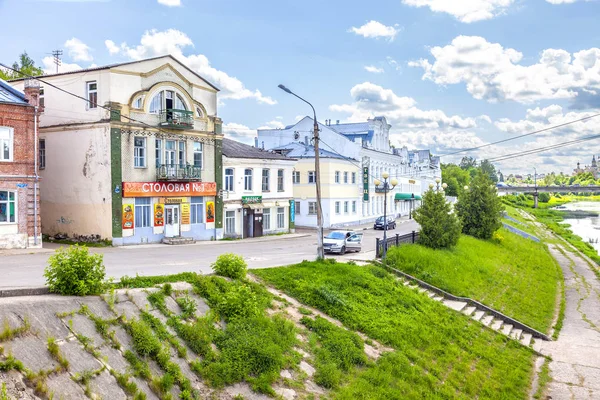 Cidade Torzhok. A paisagem urbana. Embanamento — Fotografia de Stock