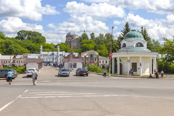 Torzhok. Krestovozdvizhenskaya Chapel and Pedestrian Bridge over — Stock Photo, Image