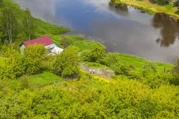 Torzhok, ne kadar. Tvertsa nehri kıyısında ki ev — Stok fotoğraf