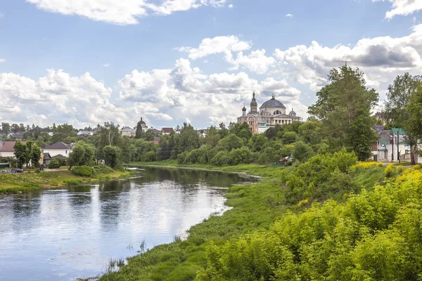 Város Torzhok. Városkép. A Tvertsa folyó partján — Stock Fotó