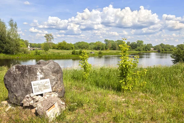 Tsna River. Memorial stone — Stock Photo, Image