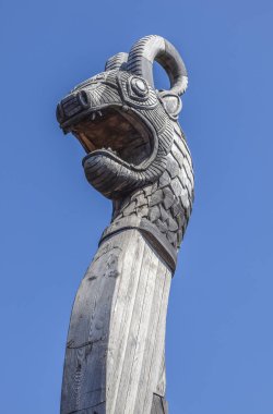 Eski drakkar üzerinde Ejderha kafası