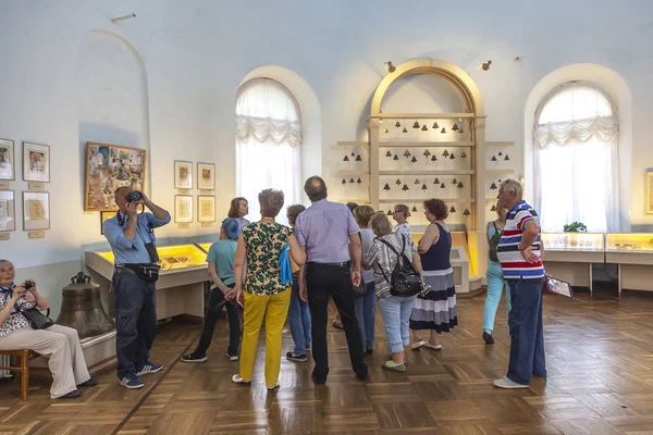 Touristes de groupe au Musée des Cloches dans la ville de Valdai — Photo